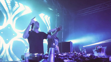 HandsUp! w/ DIMITRI VEGAS & LIKE MIKE